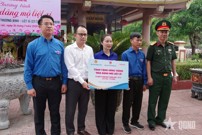 Các đơn vị trao biểu trưng công trình “Hoa dâng mộ liệt sĩ”.