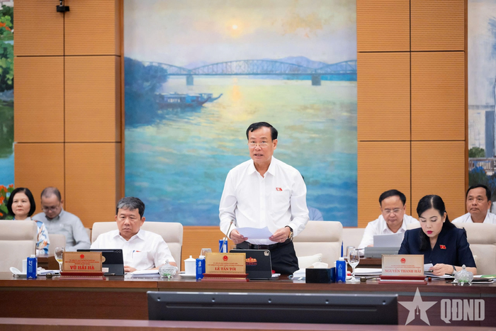  Chủ nhiệm Ủy ban Quốc phòng An ninh và Đối ngoại của Quốc hội Lê Tấn Tới phát biểu tại phiên họp.