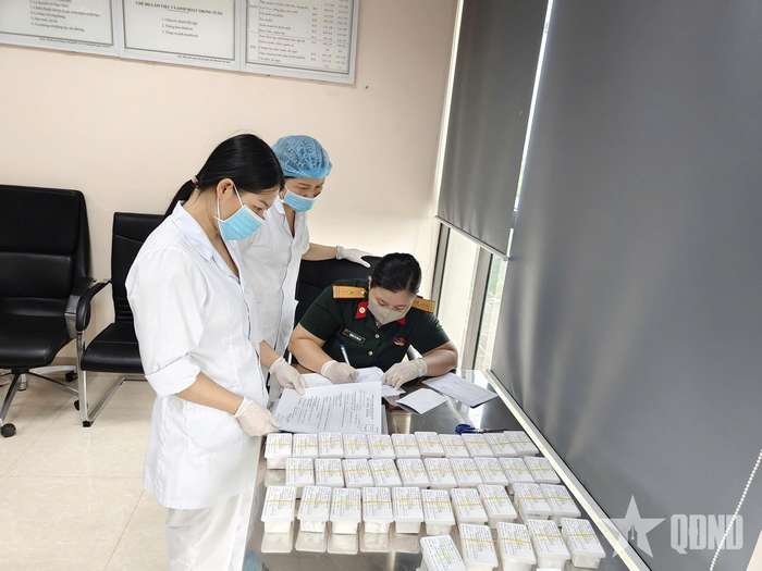 Lực lượng chuyên môn rà soát hồ sơ, tiếp nhận mẫu hài cốt liệt sĩ.