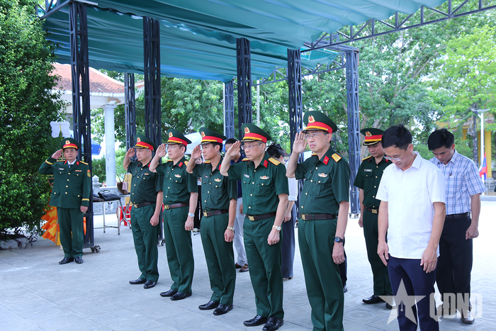 Các đại biểu dâng hương tưởng niệm các anh hùng liệt sĩ tại Nghĩa trang Liệt sĩ Việt – Lào. 