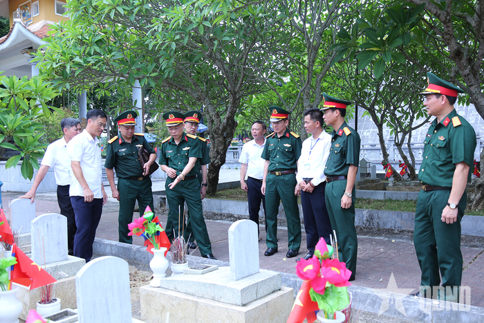 Các đại biểu khảo sát tại Nghĩa trang Liệt sĩ Việt-Lào. 