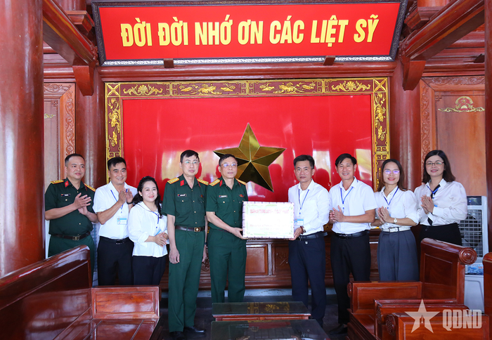 Văn phòng Ban Chỉ đạo Quốc gia tặng quà Ban quản lý Nghĩa trang Liệt sĩ Việt-Lào. 