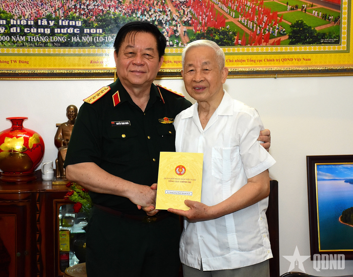 Đại tướng Nguyễn Trọng Nghĩa cùng đoàn công tác thăm, chúc sức khỏe Thượng tướng Phạm Thanh Ngân.