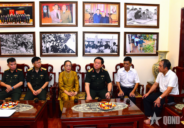 Đại tướng Nguyễn Trọng Nghĩa trò chuyện cùng thân nhân nguyên Tổng Bí thư Lê Khả Phiêu.