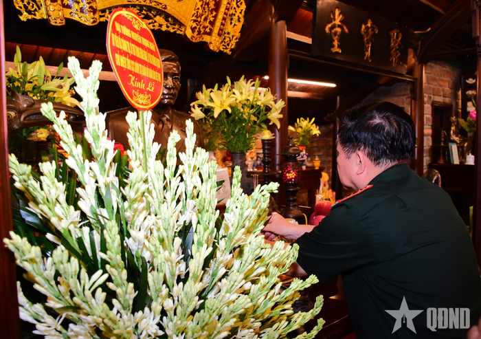 Đại tướng Nguyễn Trọng Nghĩa dâng hương tưởng nhớ Đại tướng Nguyễn Chí Thanh.