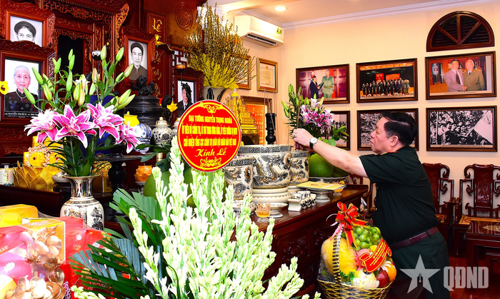 Đại tướng Nguyễn Trọng Nghĩa dâng hương tưởng nhớ nguyên Tổng Bí thư Lê Khả Phiêu.