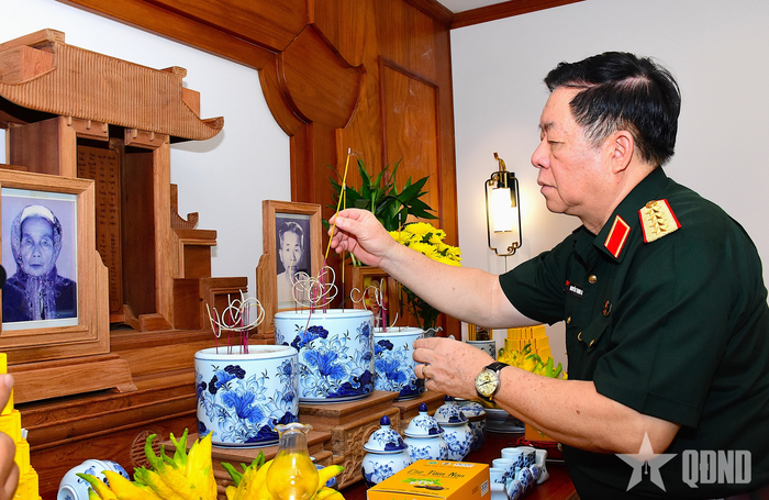 Đại tướng Nguyễn Trọng Nghĩa dâng hương tưởng nhớ nguyên Tổng Bí thư Nguyễn Phú Trọng.