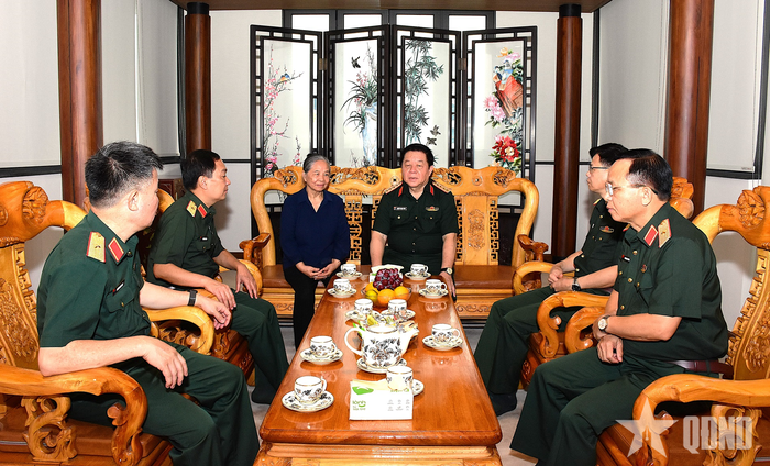 Đại tướng Nguyễn Trọng Nghĩa trò chuyện cùng thân nhân nguyên Tổng Bí thư Nguyễn Phú Trọng.