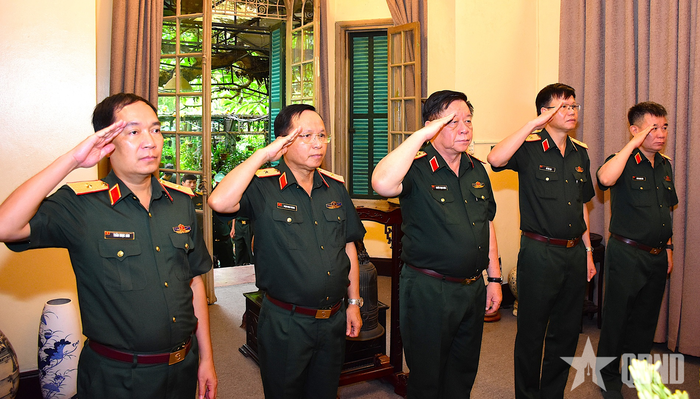 Đại tướng Nguyễn Trọng Nghĩa dâng hương tri ân Đại tướng Võ Nguyên Giáp.