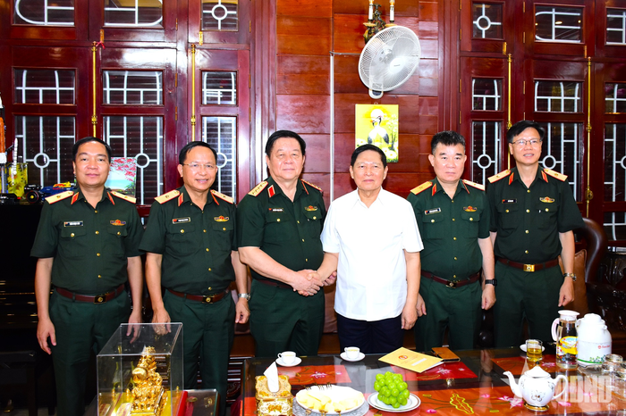 Đại tướng Nguyễn Trọng Nghĩa cùng đoàn công tác thăm, chúc sức khỏe Đại tướng Ngô Xuân Lịch.