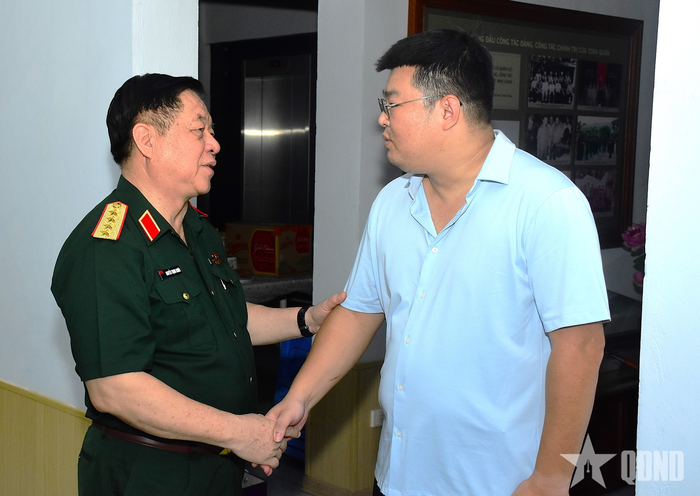 Đại tướng Nguyễn Trọng Nghĩa trò chuyện cùng thân nhân Đại tướng Nguyễn Quyết.