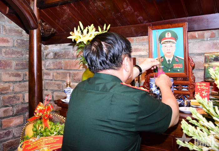 Đại tướng Nguyễn Trọng Nghĩa dâng hương tưởng nhớ Thượng tướng Nguyễn Chí Vịnh.