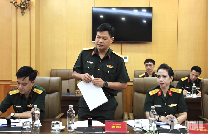 Đại tá Nguyễn Hồng Hải, Phó tổng biên tập Báo Quân đội nhân dân phát biểu tại hội nghị.