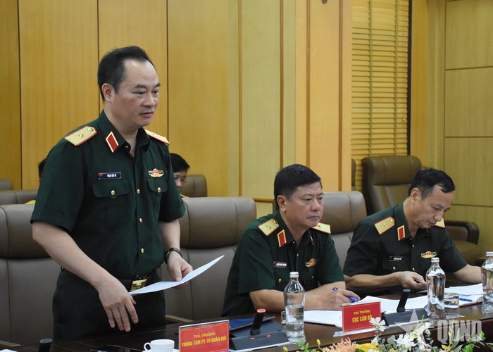 Thiếu tướng Phạm Văn Tú, Giám đốc Trung tâm Phát thanh - Truyền hình Quân đội phát biểu tại hội nghị.