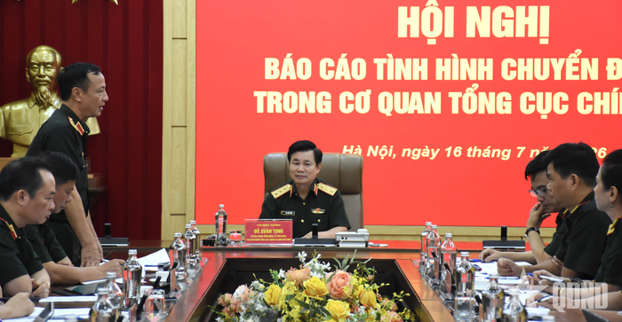 Thủ trưởng Cục Tổ chức báo cáo kết quả triển khai dự án chuyển đổi số của Cục Tổ chức.