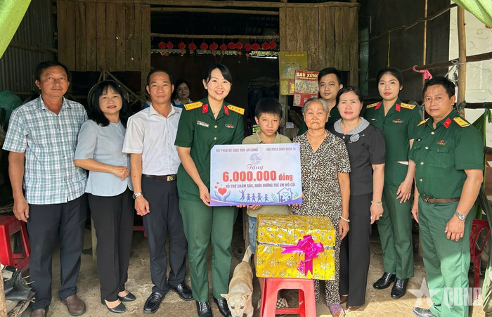 Đoàn đến thăm, động viên và trao quà tặng em Hồ Nhựt Cường (ấp Thuận Tiến, xã Bình Sơn, tỉnh An Giang).