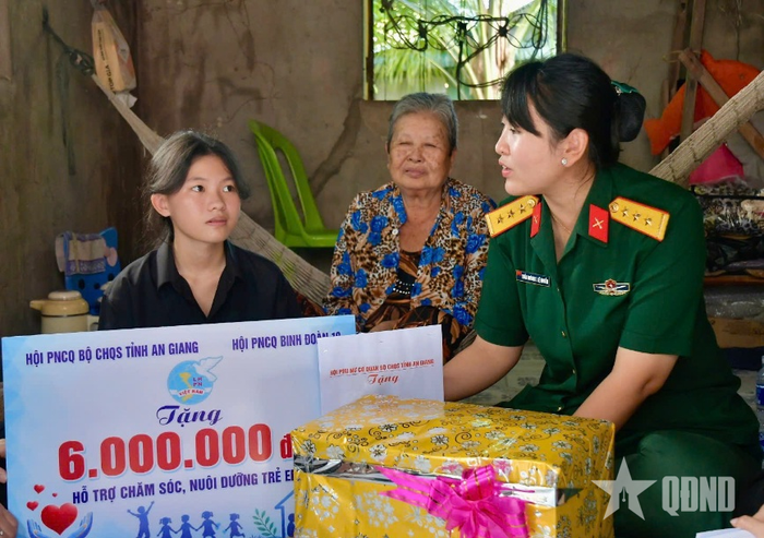 Đoàn đến thăm, động viên và trao quà tặng em Nguyễn Thị Minh Kiều (khóm Tây Hưng, phường Thới Sơn).