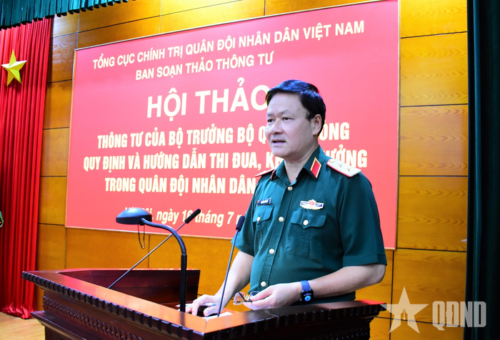 Trung tướng Nguyễn Văn Đức điều hành hội thảo. 