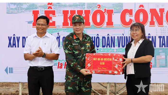 Lãnh đạo xã Ia Hiao trao quà tặng các lực lượng hỗ trợ người dân xây dựng khu tái định cư.