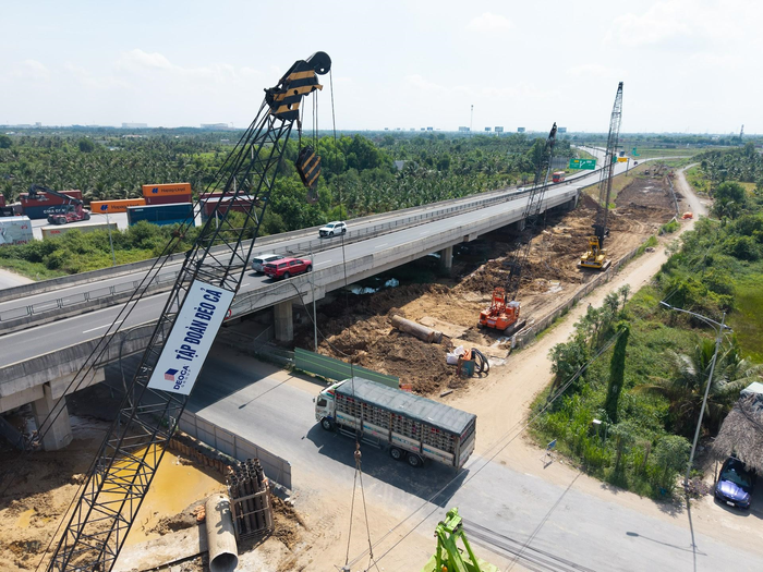  Thi công dự án mở rộng cao tốc TP Hồ Chí Minh - Trung Lương - Mỹ Thuận.
