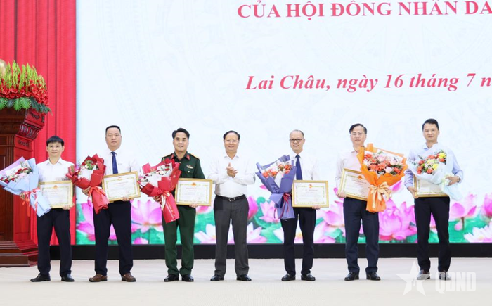 Đồng chí Lê Minh Ngân, Ủy viên Trung ương Đảng, Bí thư Tỉnh ủy, Chủ tịch HĐND tỉnh tặng Bằng khen các tập thể có thành tích xuất sắc.