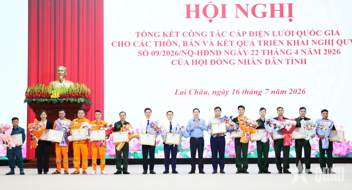 Đồng chí Hà Quang Trung, Phó bí thư Tỉnh ủy, Chủ tịch UBND tỉnh và đồng chí Sùng A Hồ, Phó bí thư Thường trực Tỉnh ủy tặng Bằng khen các cá nhân có thành tích xuất sắc.