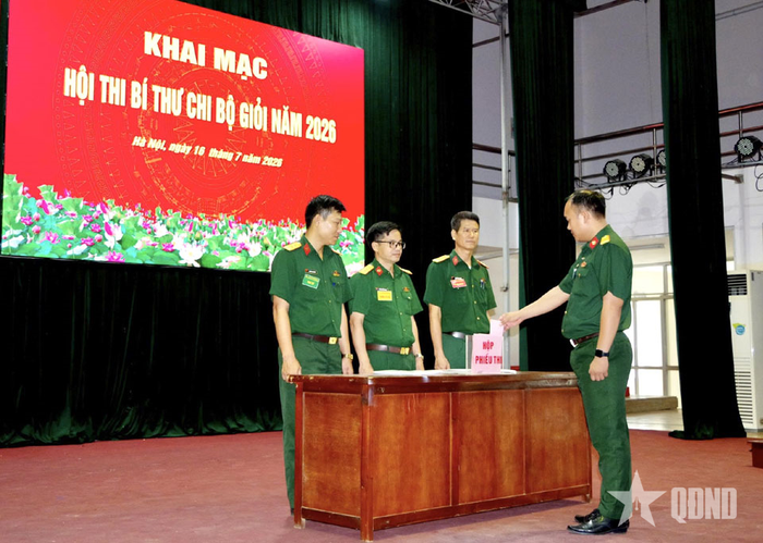 Thí sinh bốc thăm câu hỏi thi.