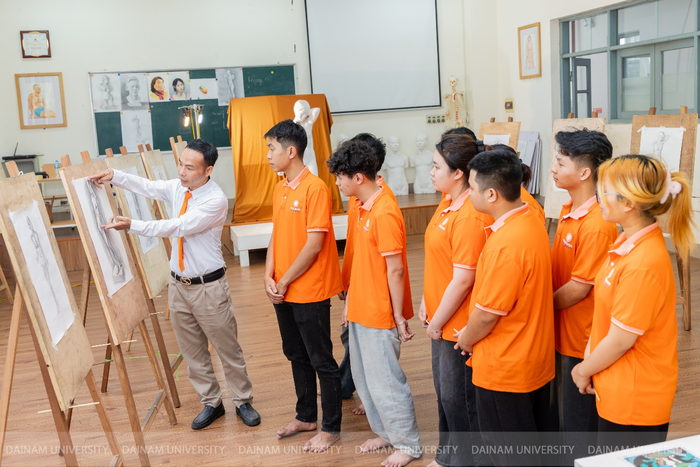  Sinh viên ngành y được giảng viên hướng dẫn trong tiết học.