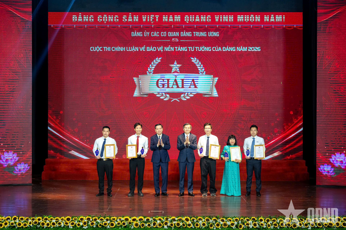 Ban tổ chức trao giải A tặng các tác giả, đại diện nhóm tác giả đoạt giải.