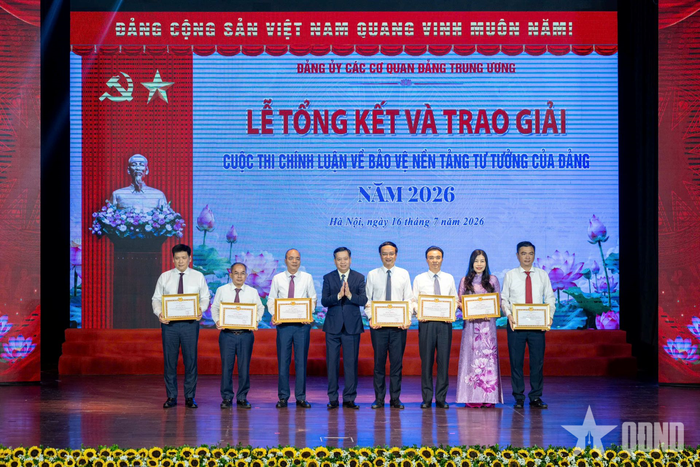 Ban tổ chức trao bằng khen tặng 7 tập thể có thành tích xuất sắc trong tổ chức, triển khai cuộc thi.