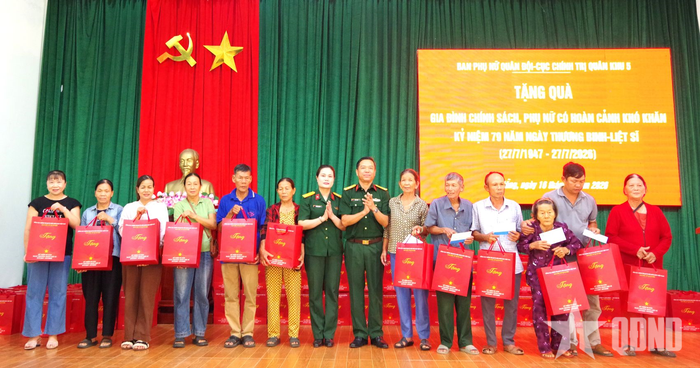 Ban Phụ nữ Quân đội trao tặng các đối tượng chính sách trên địa bàn TP Đà Nẵng.