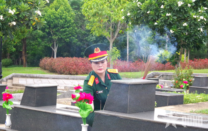 Đoàn công tác đã đến dâng hoa, dâng hương trước anh linh các anh hùng liệt sĩ và Mẹ Việt Nam Anh hùng Nguyễn Thị Thứ tại Nghĩa trang Liệt sĩ phường Quảng Phú, TP Đà Nẵng.