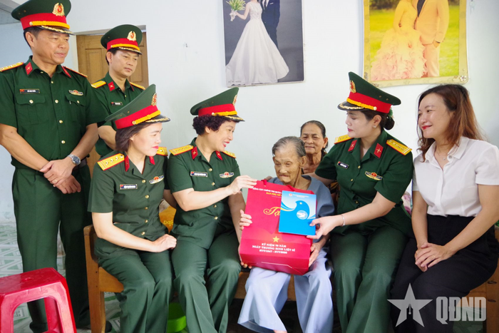 Đoàn công tác của Ban Phụ nữ Quân đội thăm hỏi, tặng quà phụng dưỡng các Mẹ Việt Nam Anh hùng Nguyễn Thị Minh và Nguyễn Thị Thu tại xã Tam Xuân.