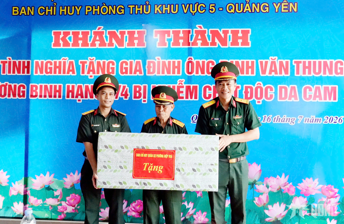 Ban CHQS phường Hiệp Hòa trao quà tặng gia đình ông Đinh Văn Thung.