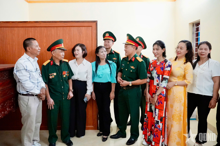 Các đại biểu tham quan ngôi nhà tình nghĩa vừa được bàn giao cho gia đình ông Đinh Văn Thung.