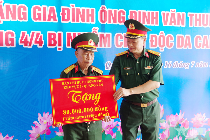 Đại tá Đỗ Xuân Cảnh, Chính ủy Ban Chỉ huy Phòng thủ khu vực 5 - Quảng Yên, trao kinh phí hỗ trợ 80 triệu đồng xây dựng nhà tình nghĩa cho gia đình ông Đinh Văn Thung.