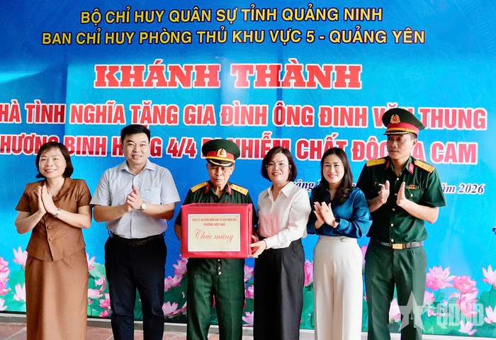 Đại diện Đảng ủy, HĐND, UBND phường Hiệp Hòa trao quà tặng gia đình ông Đinh Văn Thung.