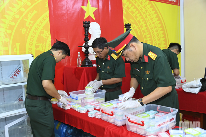 Bộ CHQS tỉnh Cà Mau tiến hành bàn giao mẫu cho Viện Khoa học hình sự, Bộ Công an bảo đảm đúng quy trình theo quy định.