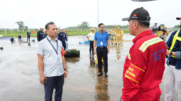 Lực lượng chức năng triển khai tình huống diễn tập. 