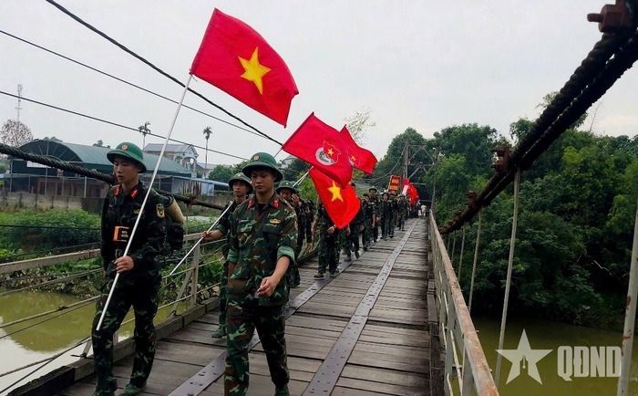 Gần 300 cán bộ, chiến sĩ Trung đoàn 209 tham gia hành quân làm công tác dân vận.
