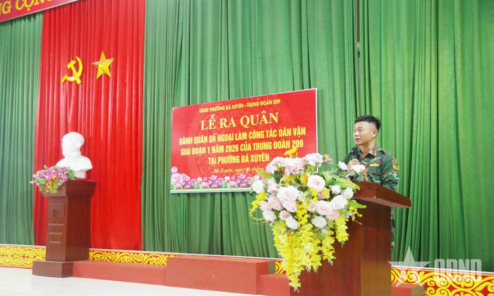 Trung tá Nguyễn Quốc Anh, Phó chính ủy Trung đoàn 209 phát biểu tại lễ ra quân.