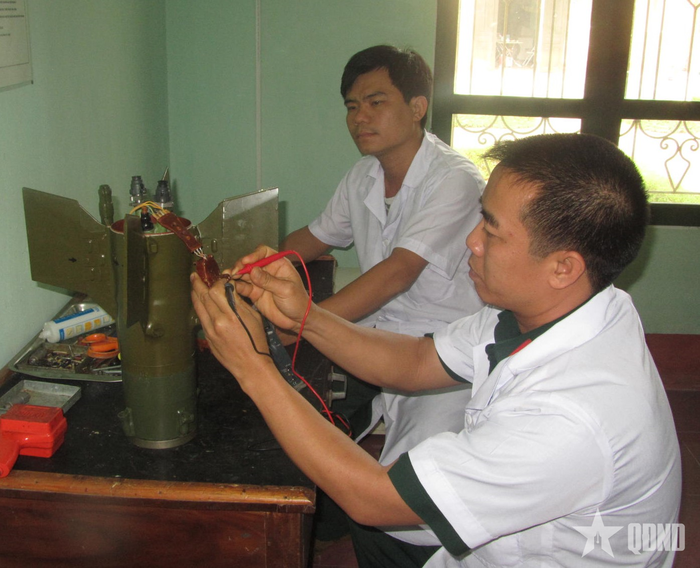 Sửa chữa chi tiết của tên lửa chống tăng tại Xưởng X965.