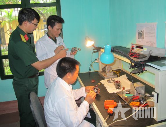 Cán bộ, kỹ thuật trao đổi về giải pháp sửa chữa chi tiết của tổ hợp tên lửa chống tăng tại Xưởng 965.