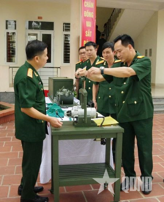 Các mô hình, sáng kiến cải tiến kỹ thuật của Xưởng X965, trưng bày tại Đại hội Thi đua Quyết thắng Binh chủng Pháo binh (nay là Bộ tư lệnh Pháo binh-Tên lửa), năm 2024.