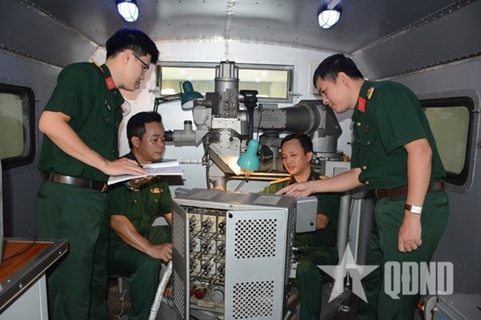 Áp dụng sáng kiến "Tủ cấp nguồn sửa chữa khí tài xe luyện bắn 9Φ66" vào bảo dưỡng, sửa chữa tại Xưởng X965. Ảnh: NGUYỄN VỴ