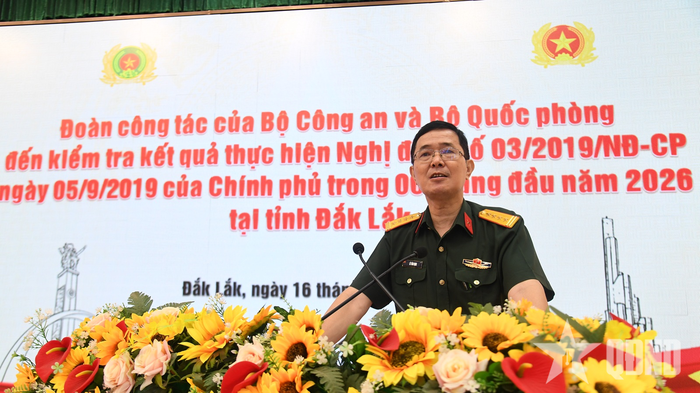  Đại tá Lê Văn Định, Phó trưởng phòng Chiến trường (Cục Tác chiến) phát biểu tại buổi kiểm tra. 