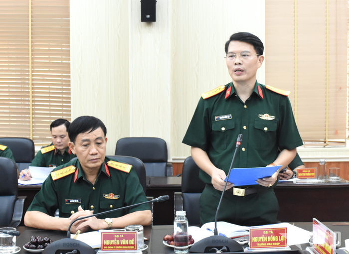 Đại tá Nguyễn Hồng Lợi phát biểu tại hội nghị. 