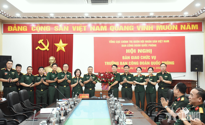 Thượng tướng Lê Quang Minh và cán bộ Ban Công đoàn Quốc phòng chúc mừng Đại tá Nguyễn Văn Đề và Đại tá Nguyễn Hồng Lợi.