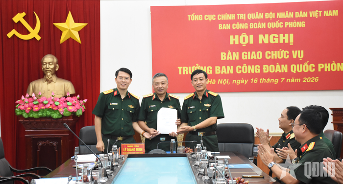 Thượng tướng Lê Quang Minh chứng kiến ký xác nhận bàn giao giữa đồng chí Nguyễn Văn Đề và đồng chí Nguyễn Hồng Lợi. 