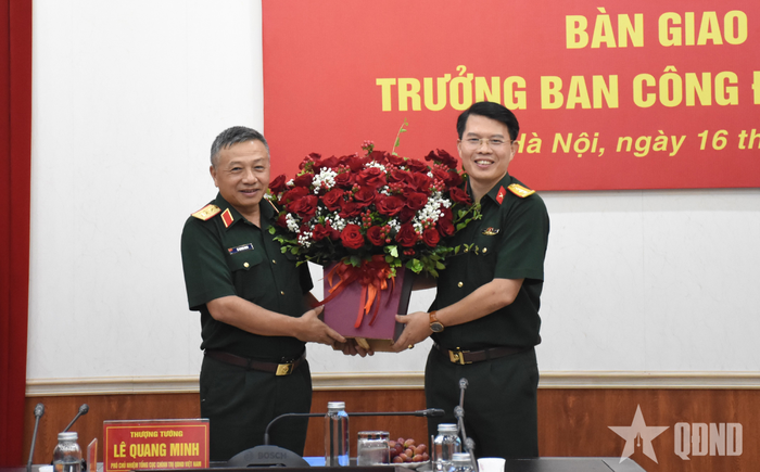  Thượng tướng Lê Quang Minh tặng hoa chúc mừng Đại tá Nguyễn Hồng Lợi. 